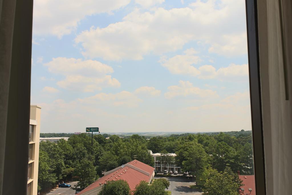 Hotel Ramada Plaza By Wyndham Atlanta Airport à College Park Extérieur photo