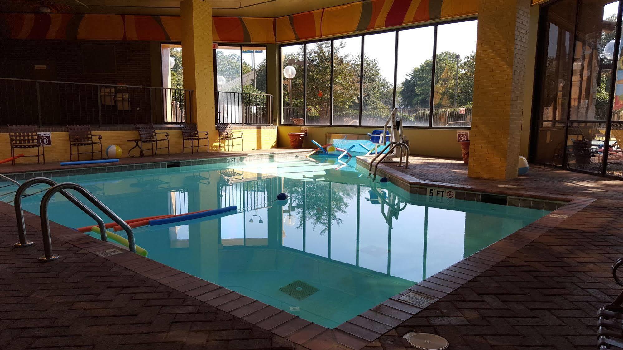 Hotel Ramada Plaza By Wyndham Atlanta Airport à College Park Extérieur photo
