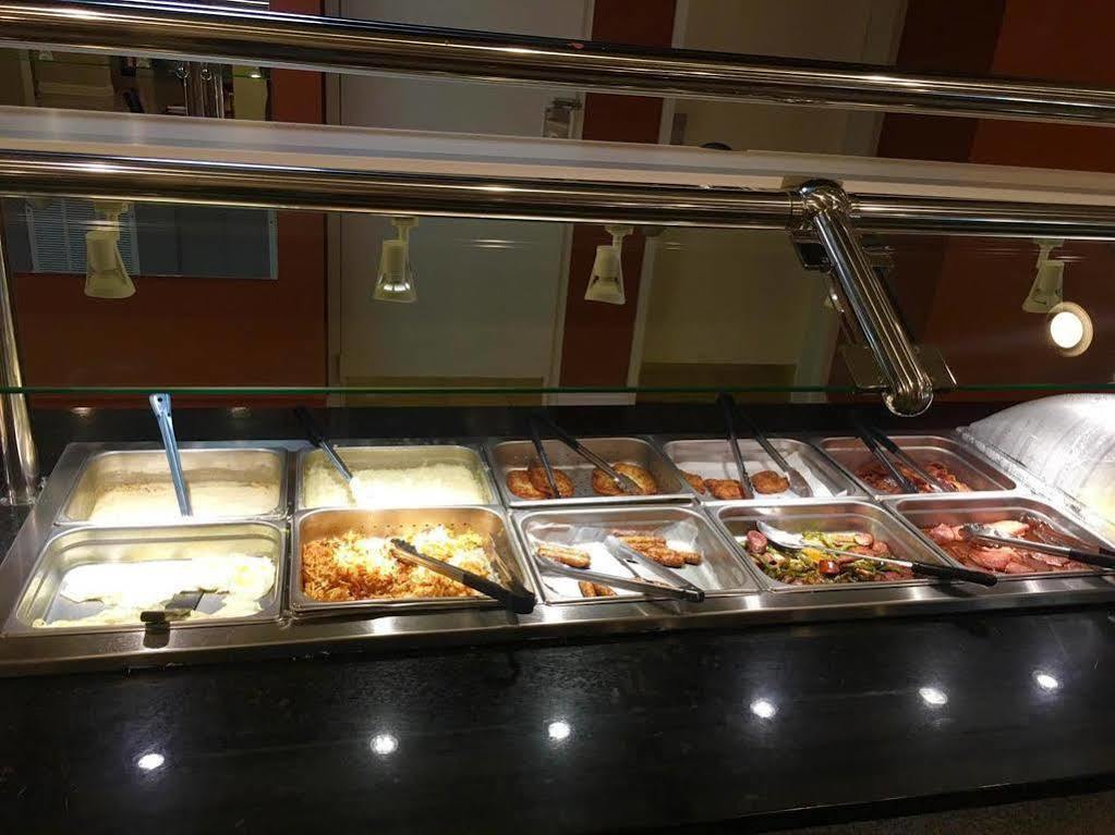 Hotel Ramada Plaza By Wyndham Atlanta Airport à College Park Extérieur photo